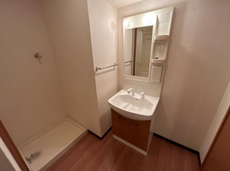 カゴなども置きやすい洗面所