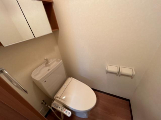 冬も暖かい温水暖房便座　棚付き