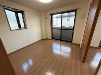 6.2帖洋室　角部屋なので出窓もあります