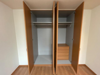 パイプ２本で服も掛けやすいクローゼット