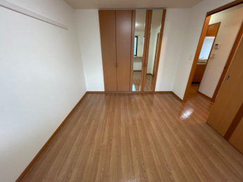 玄関横の６帖洋室　寝室として