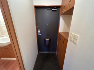 上下にしまえるカウンター下駄箱