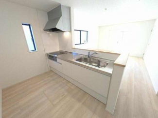 広くとられたキッチンスペースで縦横無尽に料理を楽しんでいただ