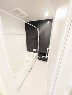 １日の疲れを癒すユニットバス　清潔感が溢れるシンプルですっき