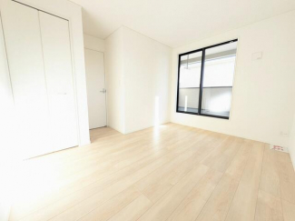 ６．５帖　バルコニーから光が差し込む明るい洋室