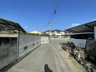 東側前面道路です。