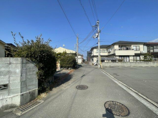 東側前面道路です。