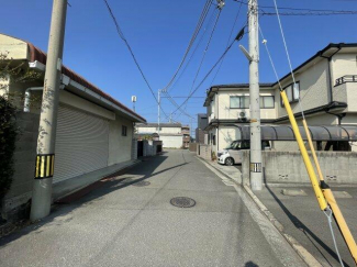 東側前面道路です。