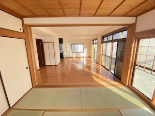 和室からリビング方向