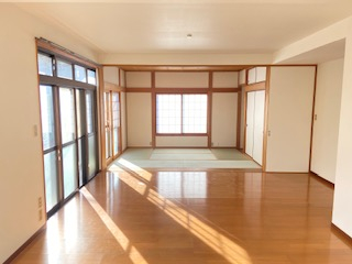 リビング奥から和室方向