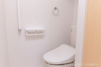 落ち着いた色調のトイレです