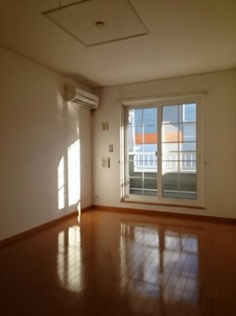 ゆったり過ごせる居間です