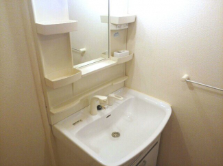 ゆったりとスペースのある洗面所