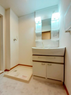 ゆったりとスペースのある洗面所