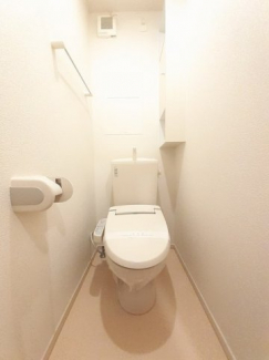 落ち着いた色調のトイレです