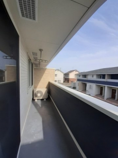 暖かな日差しのふりそそぐバルコニー