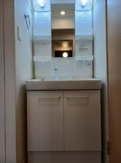 ゆったりとスペースのある洗面所