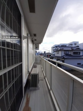 外からの目が気にならないバルコニーで洗濯物が干せます
