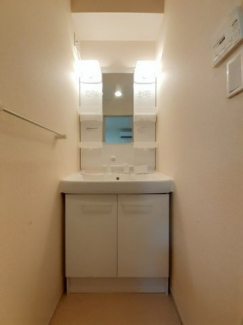 ゆったりとスペースのある洗面所