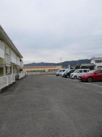 駐車場があるので、車を買う予定の方も安心です