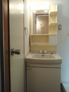 明るい洗面所です