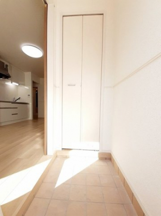 収納もある玄関です