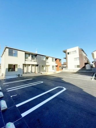 車をお持ちの方に嬉しい駐車場付きの物件です