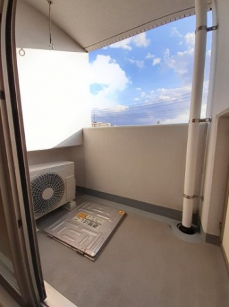 暖かな日差しのふりそそぐバルコニー