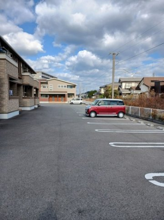 車をお持ちの方に嬉しい駐車場付きの物件です