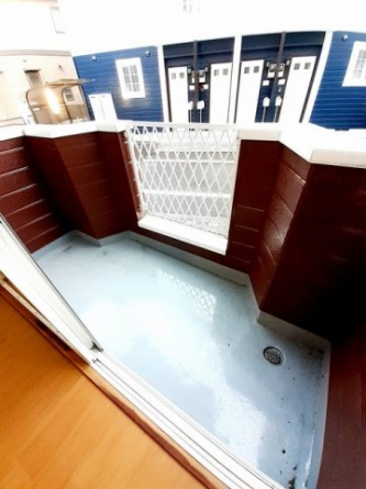 暖かな日差しのふりそそぐバルコニー