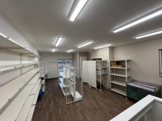 物販・サービス業・事務所など幅広く対応可能。水回り設備も整い、初期投資を抑えて開業できる実用性の高い物件です。