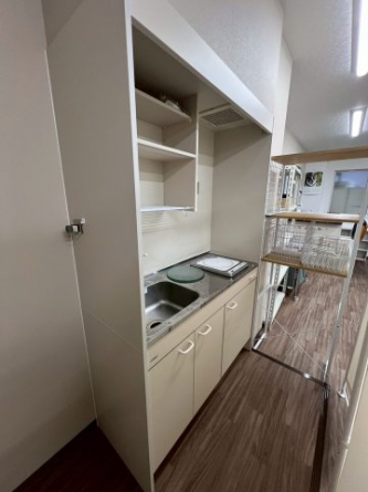 視認性のある1階部分で集客にも有利。ミニキッチン・トイレ付きのため、サロンやスクール、事務所利用にもおすすめです。