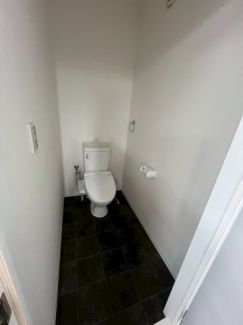 ワンフロア仕様でレイアウトがしやすく、少人数オフィスや予約制店舗にも好適。水回り設備も整っています。