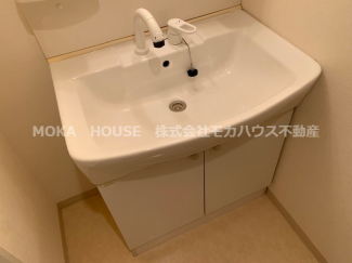 ゆったりとスペースのある洗面所