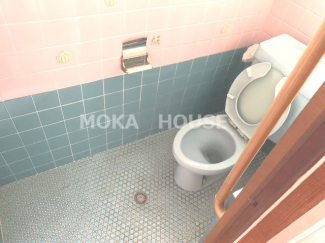 落ち着いた色調のトイレです