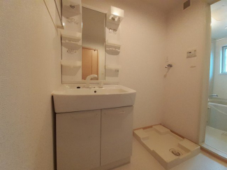 明るい洗面所です