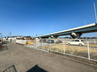 南面道路で日当たり良好♪　前面道路幅も約５ｍです！