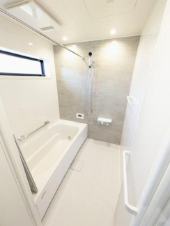 １日の疲れを癒すユニットバス清潔感が溢れるシンプルですっきり