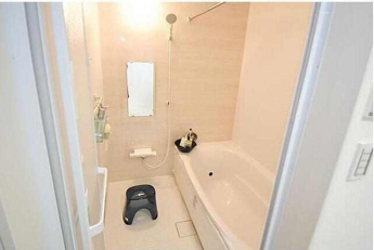 １日の疲れを癒すユニットバス　清潔感が溢れるシンプルですっき