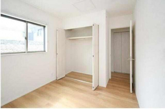 洋室にはクローゼットを完備し、自由度の高い家具の配置が叶うシ