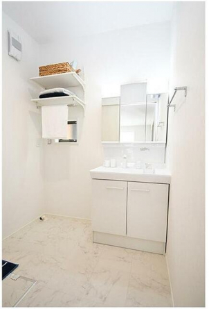 くもり止めコートを施した電気を使わないエコ仕様の鏡　三面鏡で