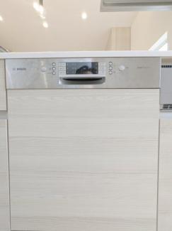 キッチンには食器洗い乾燥機がついています。