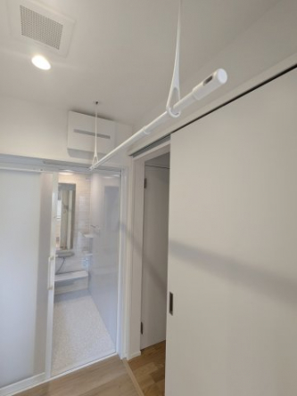 洗面・脱衣所には室内物干し設備があります。