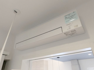 室内物干し金具と送風で洗濯物を乾かす設備（部屋干しファン）がついています。