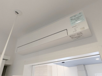 室内物干し金具と送風で洗濯物を乾かす設備（部屋干しファン）がついています。