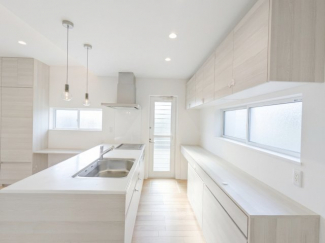 キッチン後ろには収納スペースがたくさんあります。