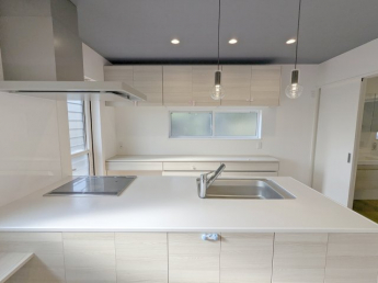 キッチンはリビング側にも収納があって便利です。