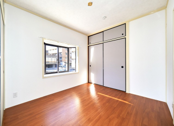 4.5帖洋室は西面出窓採光です