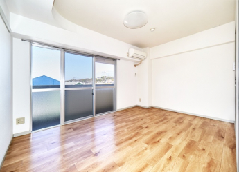 6帖洋室。照明、エアコン付です。