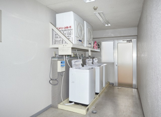 各階にコインランドリー、乾燥機は有料ですが洗濯機は無料です。